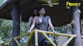 Sex în trei în aer liber în piscină