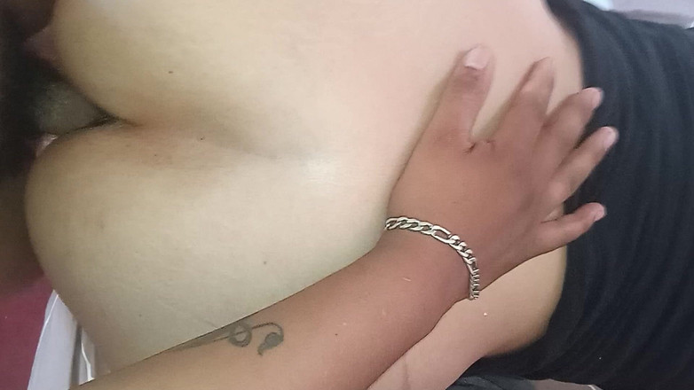 Eatrella j: Závislá, ošukaná a nevzdá svůj mobilní telefon