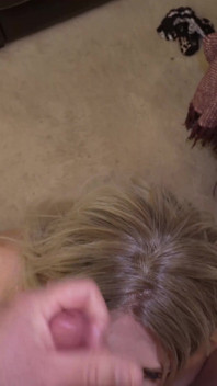 Une MILF excitée prend la virginité du voisin
