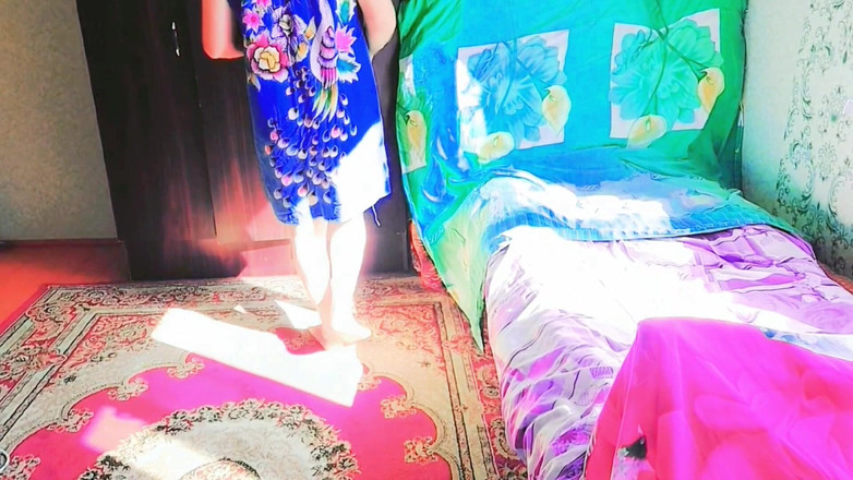 Kitty_Cross: Krásná Shemale leží na podlaze za měkkého slunečního záření