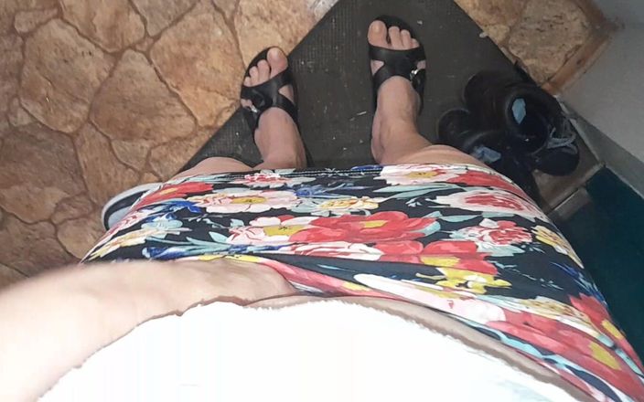 Lesbian-illusion: 私はバスルームで妹をスパイし、オナニーします