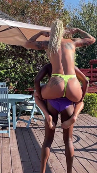 Topless lift and carry avec Paris Love et Andi Vicious
