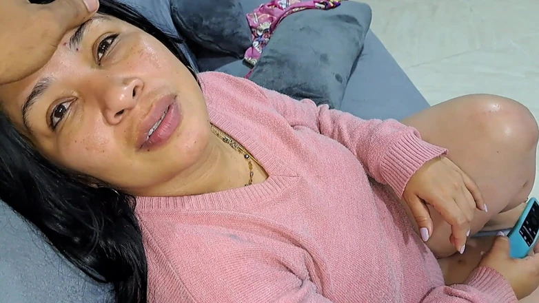 Jocelyn: 我摸了摸继母的胸，她给我口交。视角