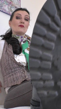 Lamer mis suelas de las botas limpias con tu lengua! Lady Victoria Valente