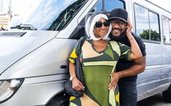 Nenek semok kulit putih lagi asik seks anal di bus