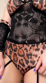 Chica gatos hace revisión de ropa sexual, fetiche de pies