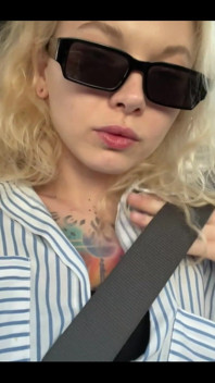 Can’t Resist Showing off Myself Even While My Friends Are in the Car