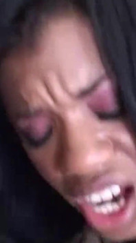 Această fată neagră ispititoare nu este satisfăcută de anal, așa că are penetrare dublă