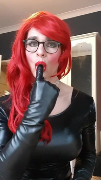 คุณชอบชุดที่ Mistress ใส่วันนี้ไหม? ถ้าฉันจับได้ว่าคุณกำลังจับควยตัวเอง ฉันจะต้องลงโทษคุณนะ ไอ้โง่