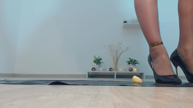 LegsOnHeels: A ponta de uma banana substituindo seu pau pequeno