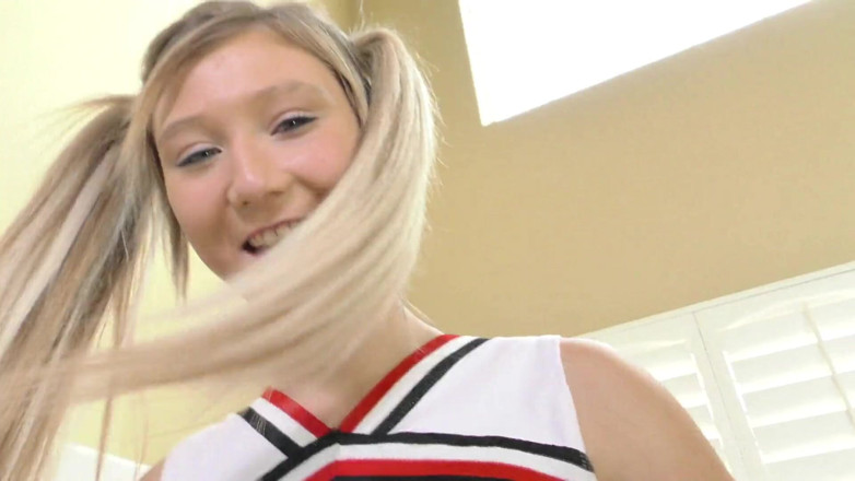 Perv Milfs n Teens: April Aniston beve sborra fuori dal suo cazzo come se...