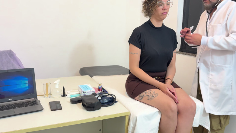 Gabi SweetCouplesStories: その外国人女性はブラジルで就職前の健康診断を受けなければならないことを知りませんでした