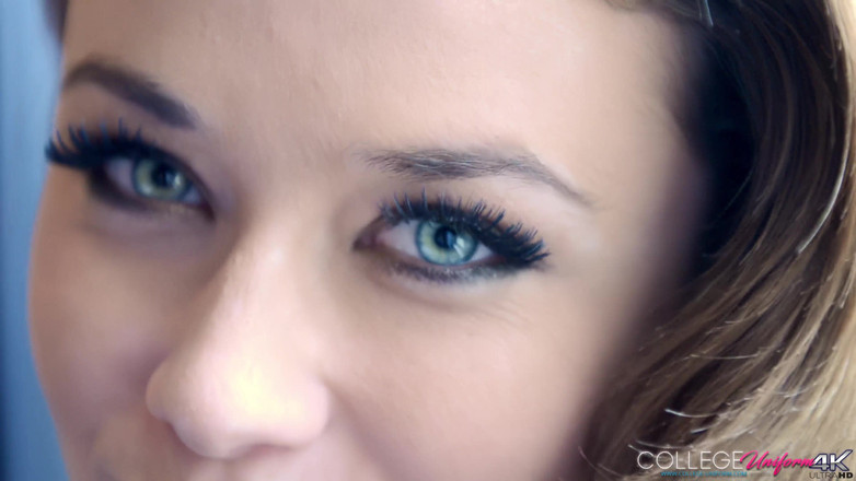 College Uniform: Footloose yang menampilkan Jess Impiazzi