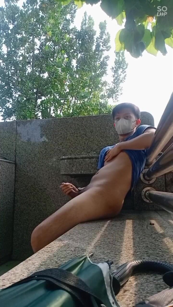 Rent A Gay Productions: アイサ・ヤング・トゥインク、屋外でオナニーとイく