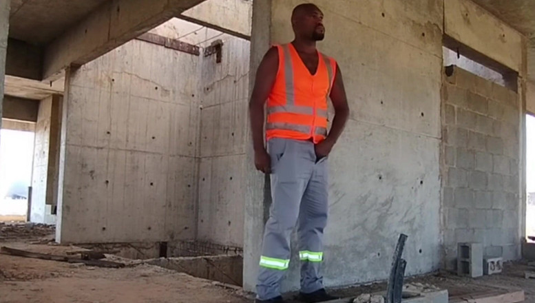 TheBlacKHunterr: Efter jobbet stannade jag till vid byggarbetsplatsen för att komma