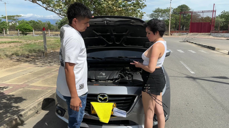 ManuelaAlvarez: สาวรถเสียกลางทาง ฉันเลยช่วยเหลือโดยแลกกับการพาไปห้องแล้วให้เย็ด