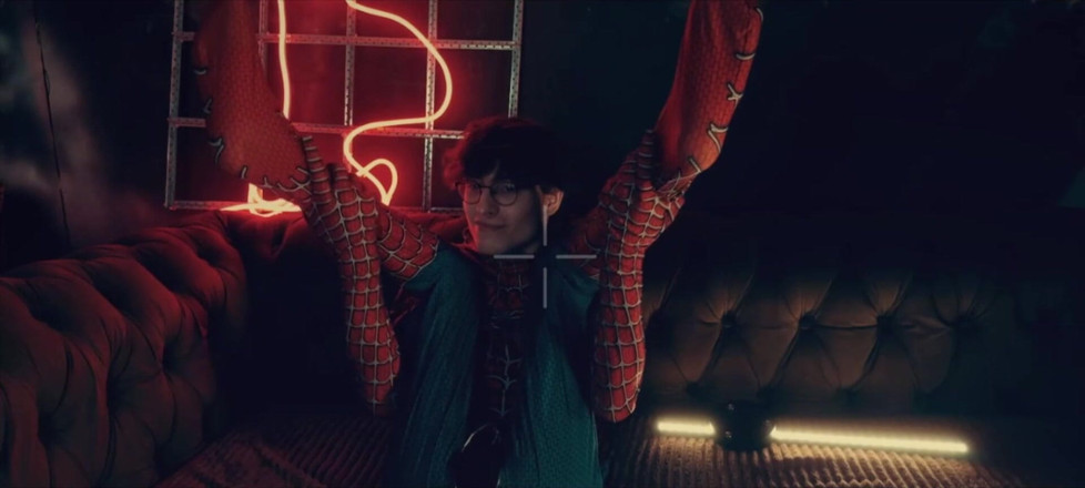 HotDogs studio: Kostým Spider-Mana. Chlapec pózuje dole. Kretén