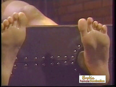 Erotic Lezdom: Związana laska z wielkimi cyckami zostaje bita