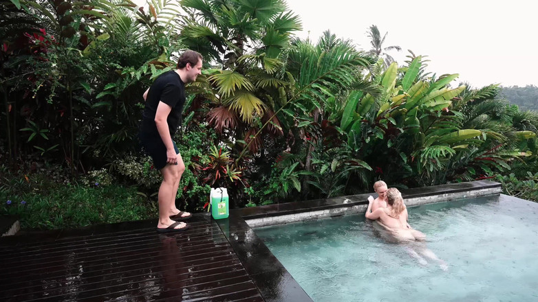 Verlonis: Trio E Creampie Sotto La Pioggia Con Due Bionde in...