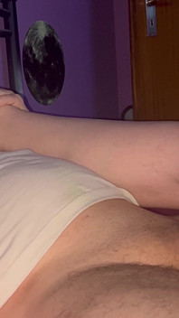 Branlette maison, grosse éjaculation, fétichisme des pieds