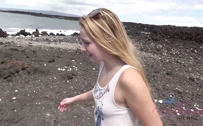 ATK Girlfriends: Virtueller urlaub auf Hawaii mit Scarlett sage 2/6
