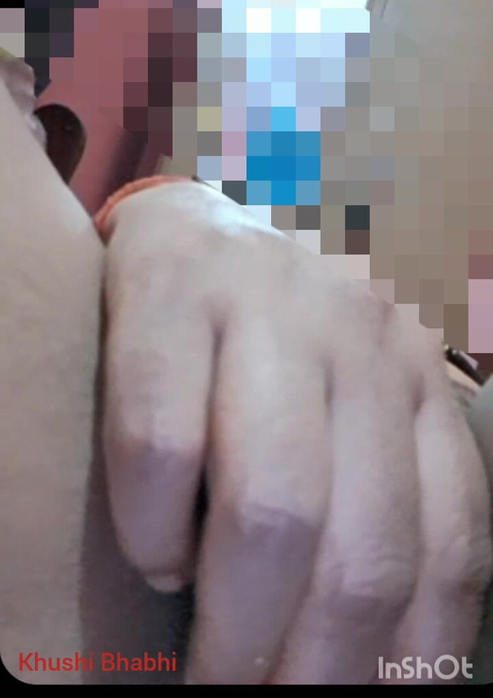 Sanjusingh109: Akele Me Bhabhi Masturbace Karte Huye ... Pani Nikal Rahi H.....