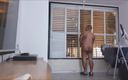 The happily naked daddy: Goală acasă, privind afară sperând să fie prinși