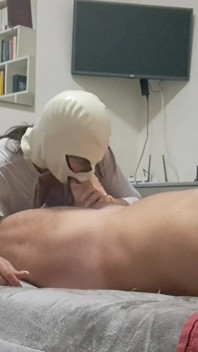 MILF가 남자를 묶고 그의 성기를 가지고 즐긴다