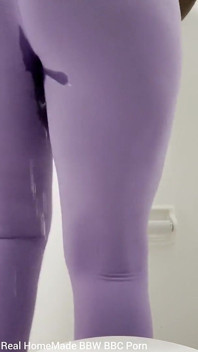 ฉี่ใส่ตัวเองในเลกกิ้งสีม่วง