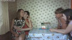 Young Sex Parties: 少女像比赛一样做爱