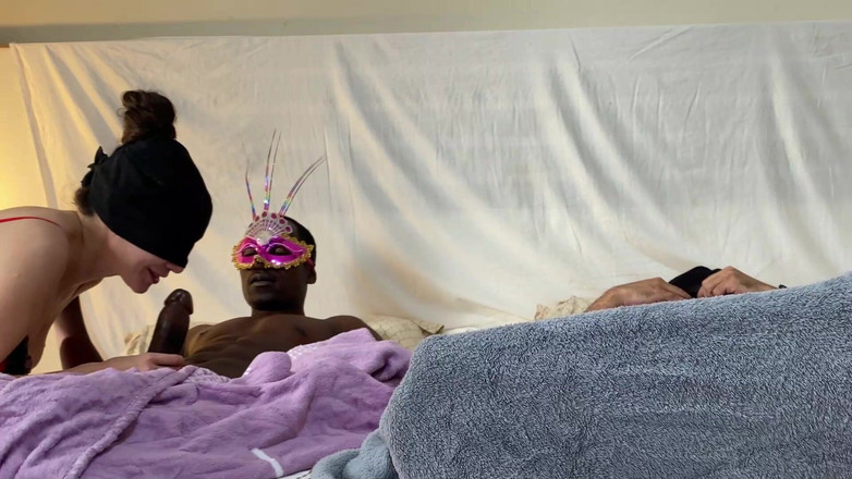 Mr Cute Cock: Azgın evli kadın büyük zenci yarağı ve kocası tarafından çifte sikiliyor...