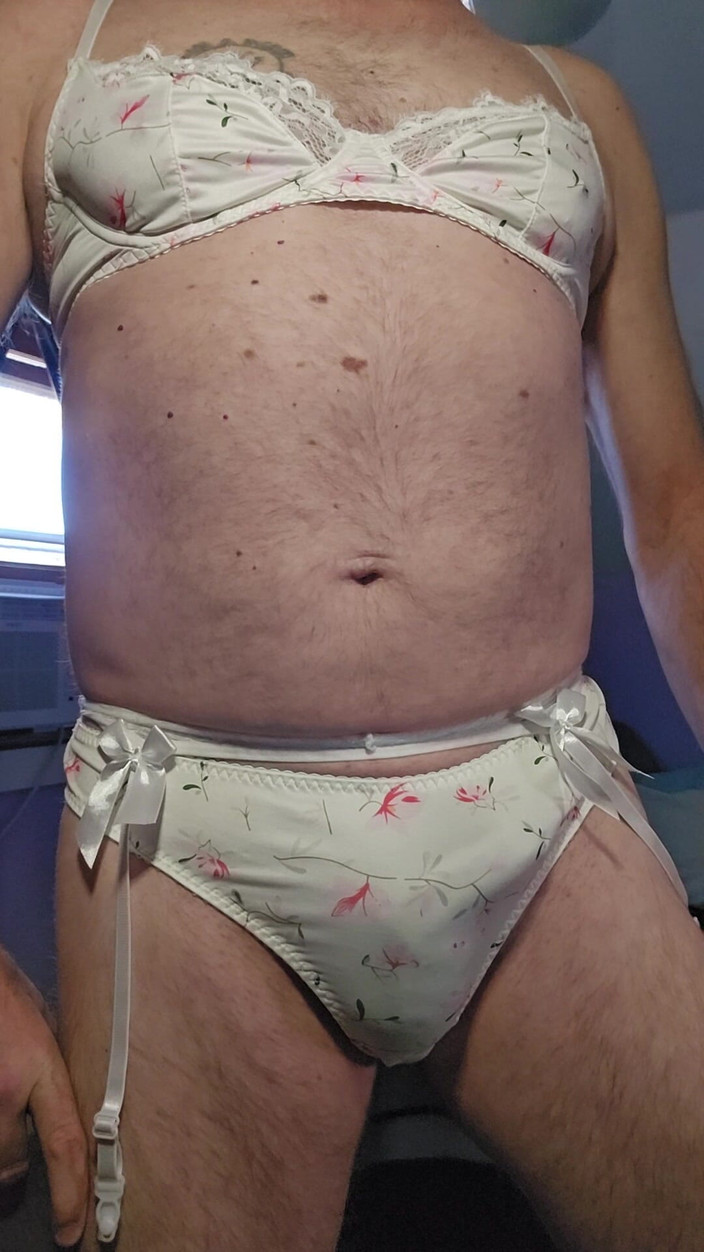 Fantasies in Lingerie: 穿着我的白色胸罩和内裤的乐趣