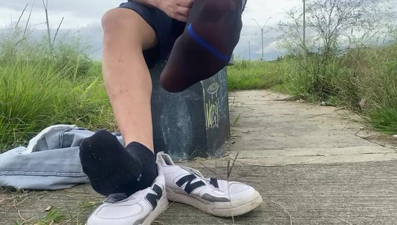 Mr Feet Colombia: Macho Lascia L'ufficio E Si Cambia Le Scarpe in Pubblico...