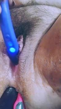 विशालकाय सुन्दर औरत बड़ी फुहार छोड़ती है
