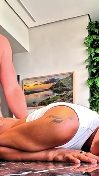 Ea nu a putut aștepta, ne-am futut pe masă - brunetă tatuată latino sex extrem pe la spate și misionar în vedere la persoana 1