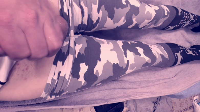 ImmensePeach843: Sissy-jongen in legging komt klaar voor papa