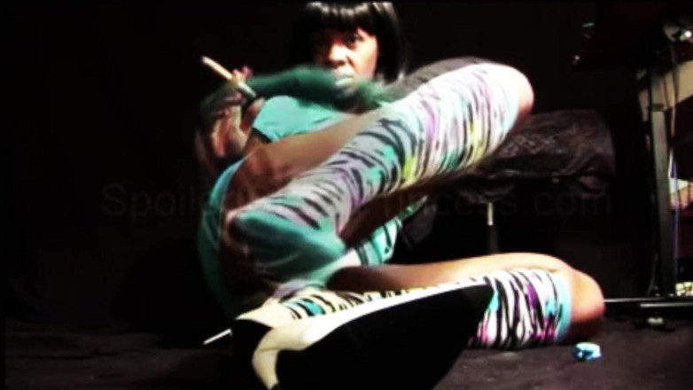 The Goddess Simone: Une chaussette se fait renifler
