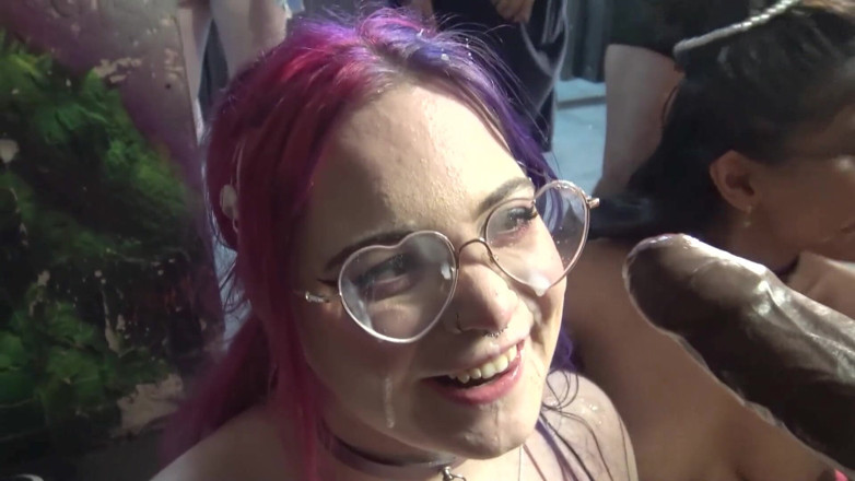 100% Amateur Gangbang and Bukkake from the UK!: Trzy oszałamiające pisklęta dzielące się zawsze kutasem w pokoju