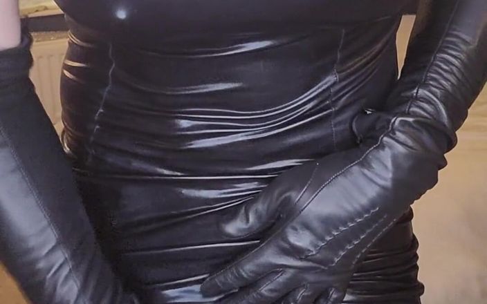 Jessica XD: Wetlook jurk, zachte leren handschoenen en klaarkomen