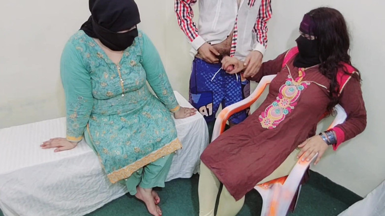 Netu: Trio génial, baise anale de 2 bhabhis indiennes musulmanes sexy avec...