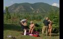 Girls enjoying girls with lesbian daydreamers: Une vieille GILF fait un trio lesbien dans la nature