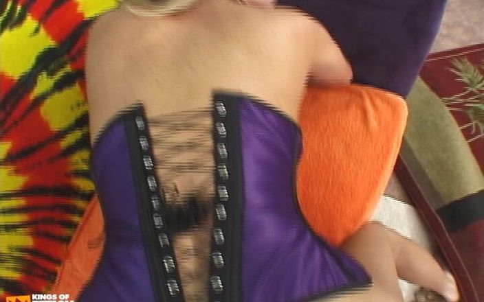 Fixed on Mature: ブロンドのおばあちゃんは、男が床やソファで彼女を叩きながら、たくさん自慰行為をして潮吹きします
