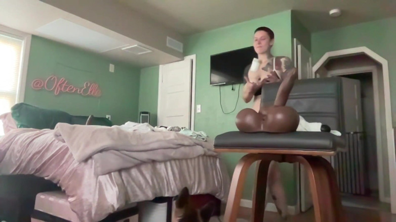 Twerking Elle: 1 hodina jízdy na robertku a nedbalé hluboké hrdlo
