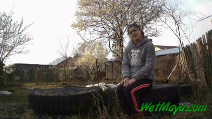 Wet Maya: Pișându-se pe niște anvelope vechi în curte