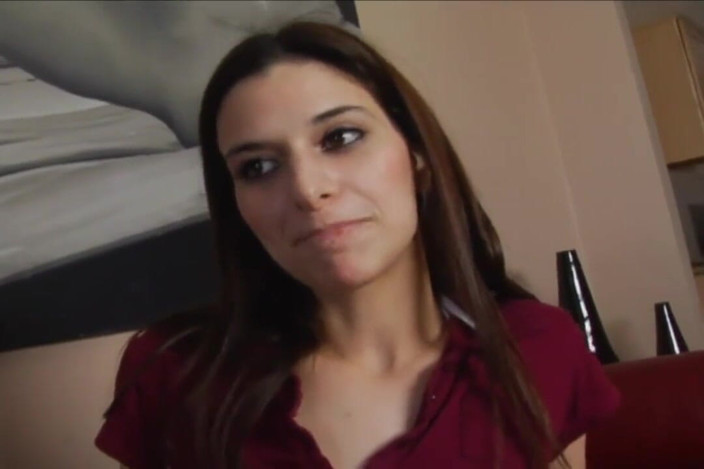 Young Sinner: Dívá se na tebe, zatímco kouří velkého tvrdého ptáka!