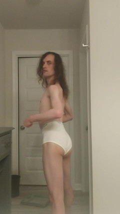 Kevin Cloud: Slabý Femboy Femboy Odhaleno, že nosí těsné whities