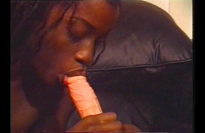 Outdoor pervs: Troia ebano si scopa con un dildo bianco