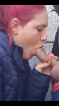 Garota vermelha me dá uma chupada de pau até ela receber meu leite
