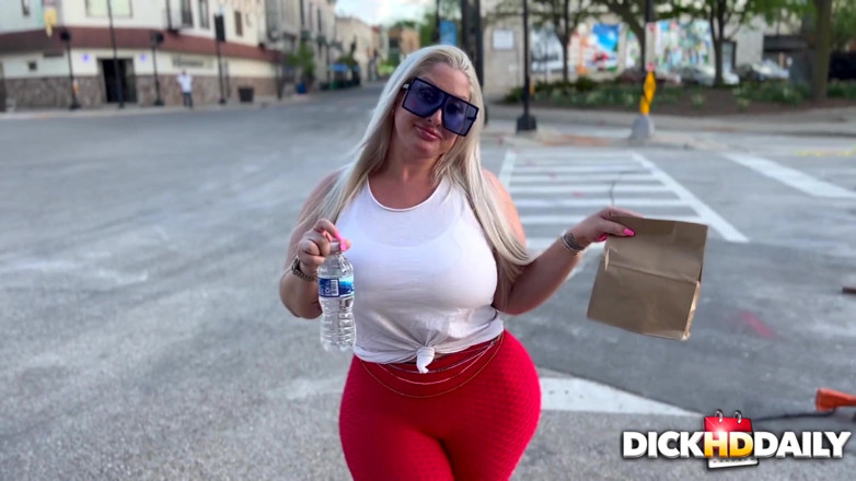 DickHerDownDaily: Dani dostaje spust na lunch