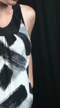 Çıplaklar orta yaşlı seksi kadın, 9 aylık hamile ve pop yapmaya hazır